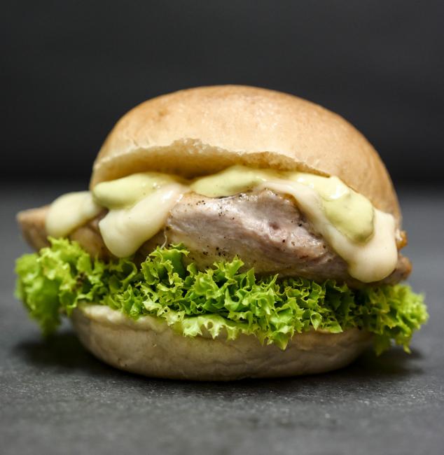 JetDine Menu F8 - mini chicken burger with mozarella and pesto mayo