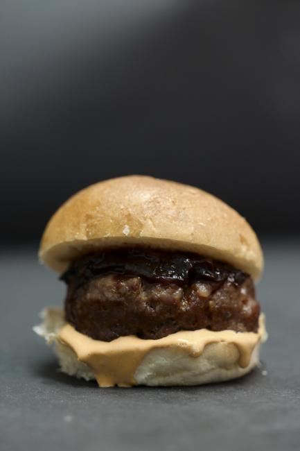 JetDine Menu F7 - mini burger with caramelised onions and smoked aioli sauce